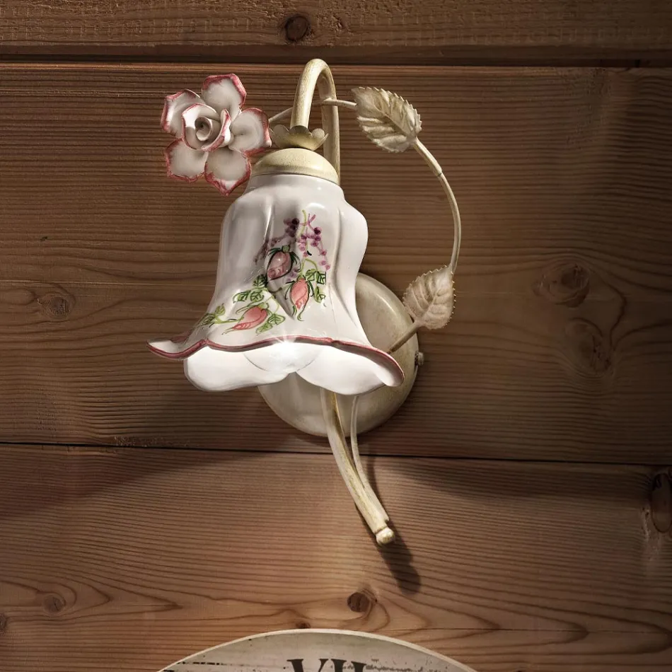 Talla muri në metal dhe qeramikë e dekoruar me dorë me trëndafil - Piza Viadurini