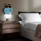 Llambë moderne muri me ndarje revistash, dritë USB dhe LED prodhuar në Itali - Foster Viadurini