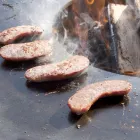 Barbecue me djegie druri me pjatë gatimi dhe ndarje mbajtëse druri - Ferran Viadurini