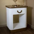 Komodina prej druri e zbukuruar me linja reliev me sirtar dhe raft - Rachel Viadurini