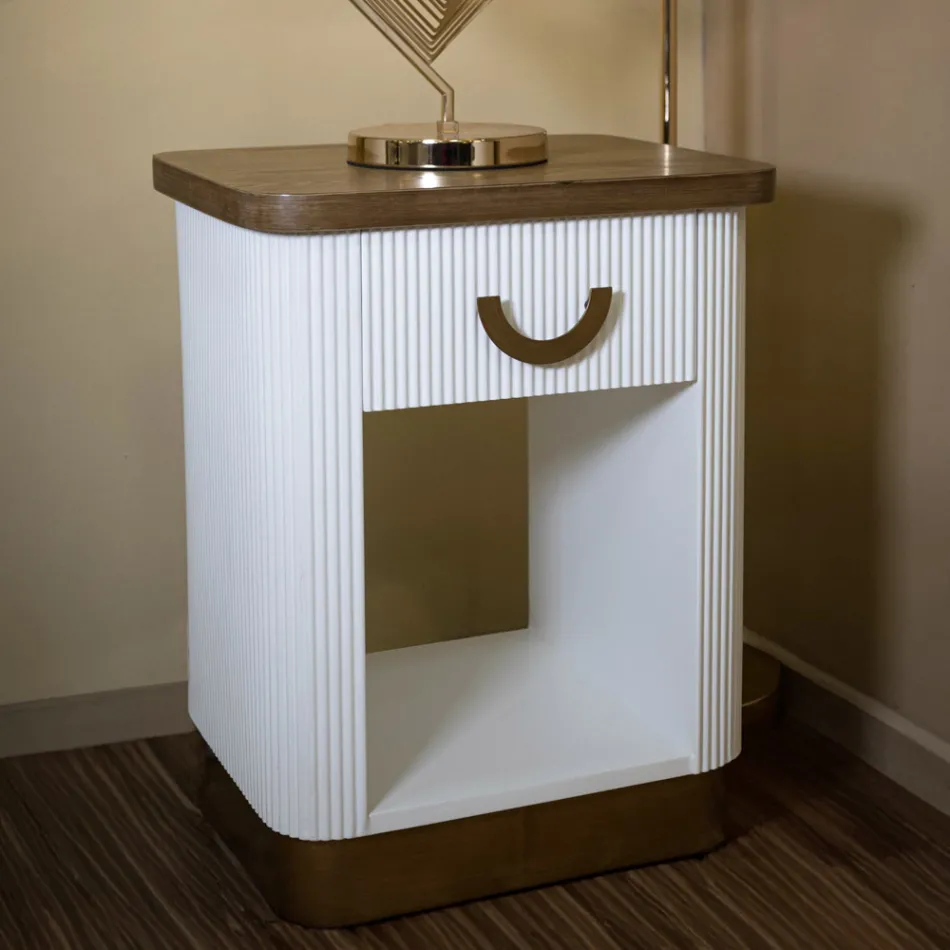 Komodina prej druri e zbukuruar me linja reliev me sirtar dhe raft - Rachel Viadurini