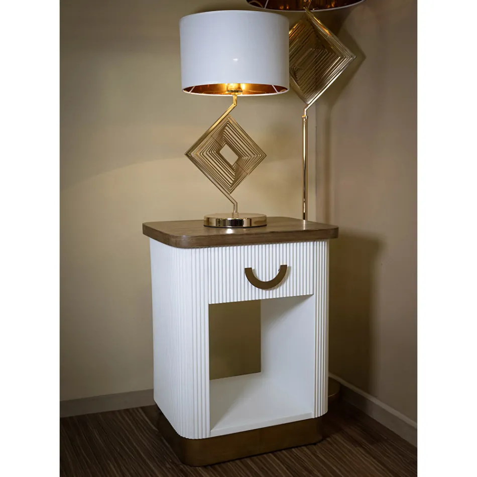 Komodina prej druri e zbukuruar me linja reliev me sirtar dhe raft - Rachel Viadurini