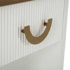 Komodina prej druri e zbukuruar me linja reliev me sirtar dhe raft - Rachel Viadurini