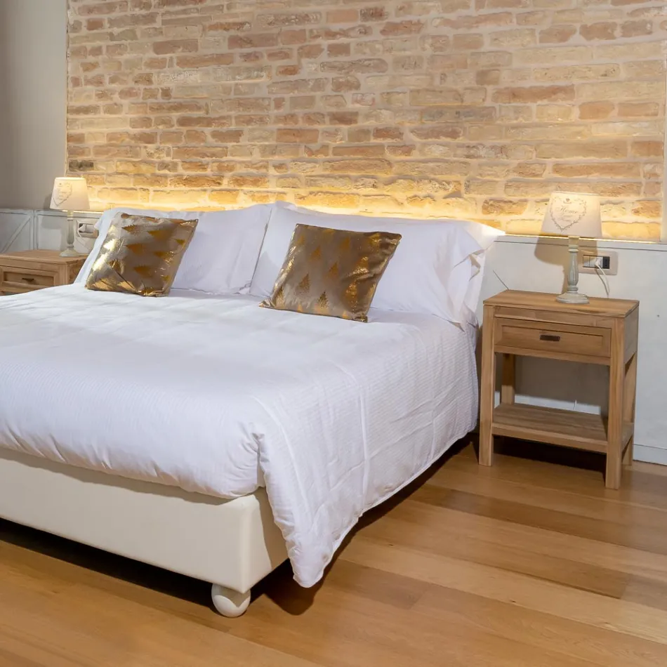 Komodinë me 1 sirtar prej druri Tiku të fortë - Penca Viadurini