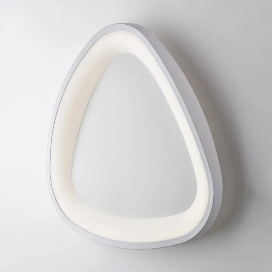 Voyager, një ndriçues i sofistikuar prej qelqi dhe metali i prodhuar në Itali. Viadurini