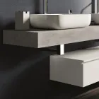 Kompozim banjoje me ngjyrë betoni dhe të bardhë mat me lavaman, pasqyrë dhe bazë - Palom Viadurini