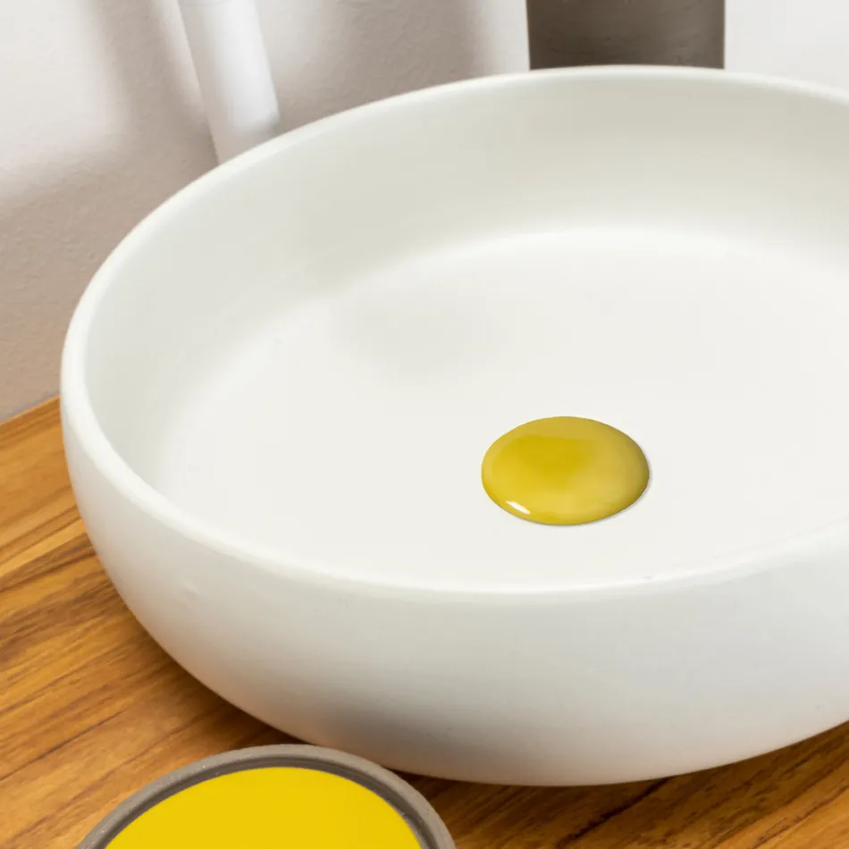 Përbërja e verdhë e banjës duke përfshirë pasqyrën dhe aksesorët - Maryse Viadurini