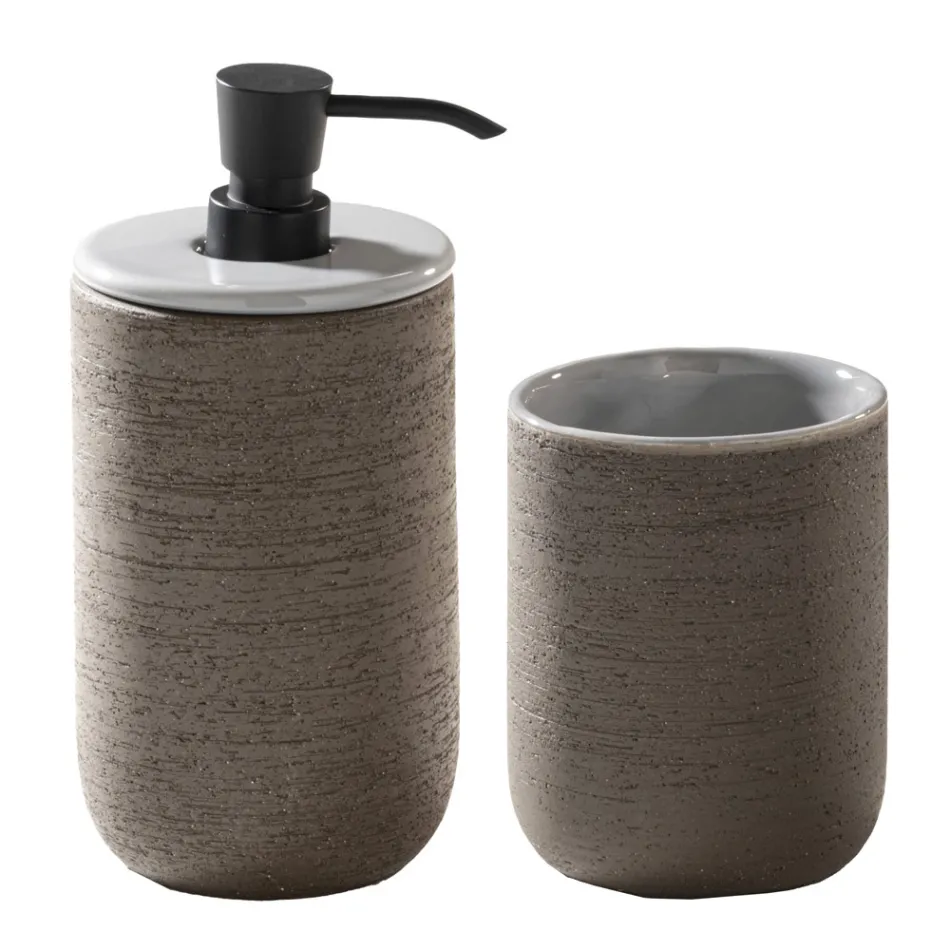 Kompozim banjoje gri me pasqyrë të rrumbullakët dhe aksesorë të ndryshëm - Maryse Viadurini