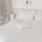 Mbulesa e dyfishtë prej liri me çantë magazinimi me pika dantelle - Amadeus Viadurini