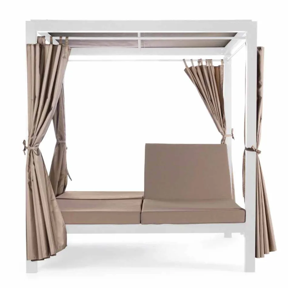 Shtrat i ditës në natyrë në Textilene dhe Alumini me mbështetëse të mbështetur - Anastasia Viadurini