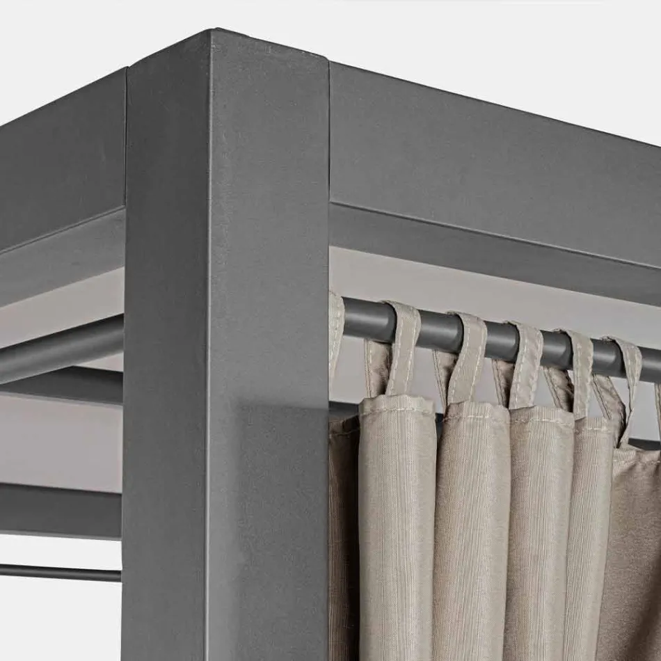 Shtrat i ditës në natyrë në Textilene dhe Alumini me mbështetëse të mbështetur - Anastasia Viadurini