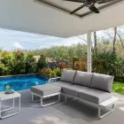 Divan 3 vendësh me pouf kopshti prej alumini dhe jastëkë gri - Avoir Viadurini