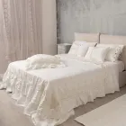 Këllëf jastëku katror me liri të bardhë me dantella dekorative në skajet dhe ruffles - Priscilla Viadurini