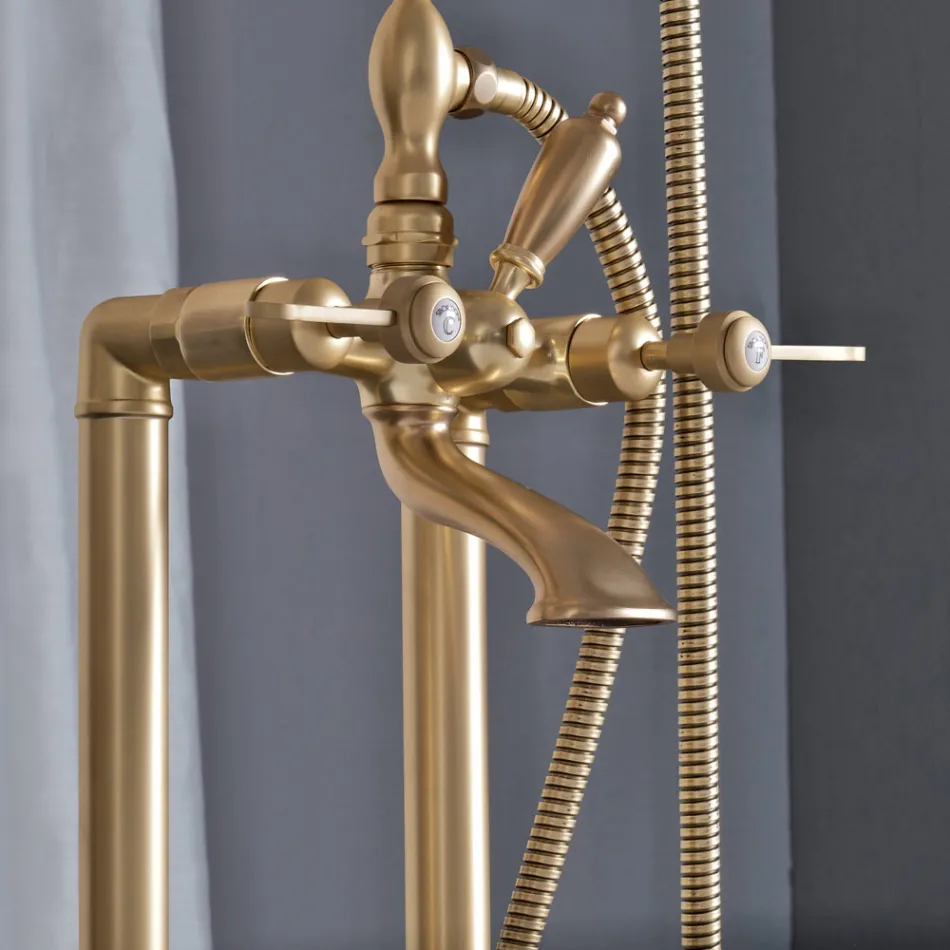 Grupi i vaskës në dysheme me dush dore dhe zorrë fleksibël Prodhuar në Itali - Milano Viadurini