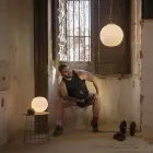 Llambë tavoline në xham të bardhë saten dhe dizajn modern metalik - Morse Viadurini