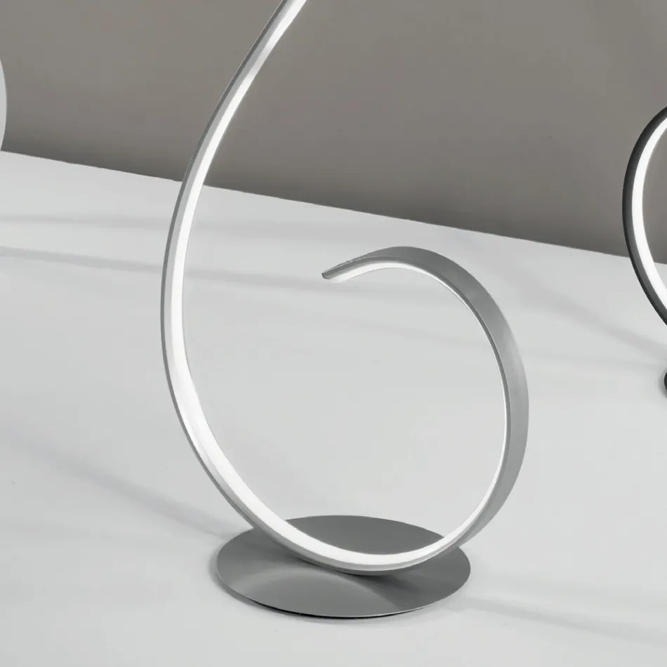 Llambë dyshemeje LED me strukturë metalike të lyer me dizajn Viadurini