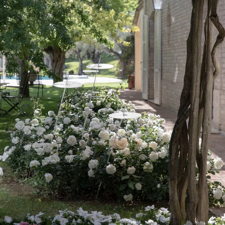 Llambë dyshemeje kopshti me dizajn të bardhë alumini me gjethe zambaku uji - Cipriam Viadurini