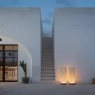 Llambë dyshemeje e udhëhequr në Technopolymer gri dhe shufra të bardha PVC - Touch Viadurini