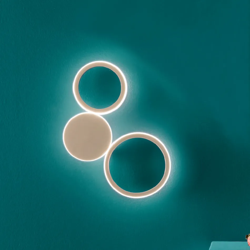 Llambë muri moderne LED me strukturë metalike të lyer me ar - Punto Viadurini