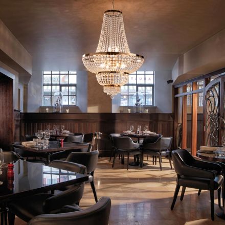 Llambadar prej hekuri dhe ari me gurë të çmuar të prodhuar në Itali për dekorim të brendshëm - Austri Viadurini