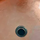 Projektoni lavamanin e countertopit në rrëshirë transparente dhe bakër - Salvatore Viadurini