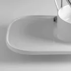 Lavaman i bërë me qeramikë me një dizajn modern Marta Viadurini