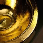 Dizenjoni lavamanin e rrumbullakët me countertop në qeramikë të lyer me ar në Itali Elisa Viadurini