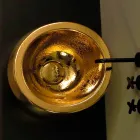 Dizenjoni lavamanin e rrumbullakët me countertop në qeramikë të lyer me ar në Itali Elisa Viadurini