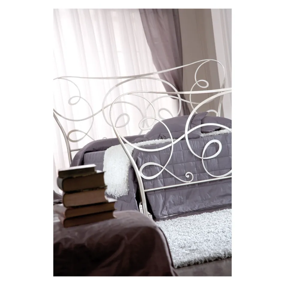 Krevat dopio me këmbe, dyshek, jastëk dhe 2 komodina - Lampo Viadurini