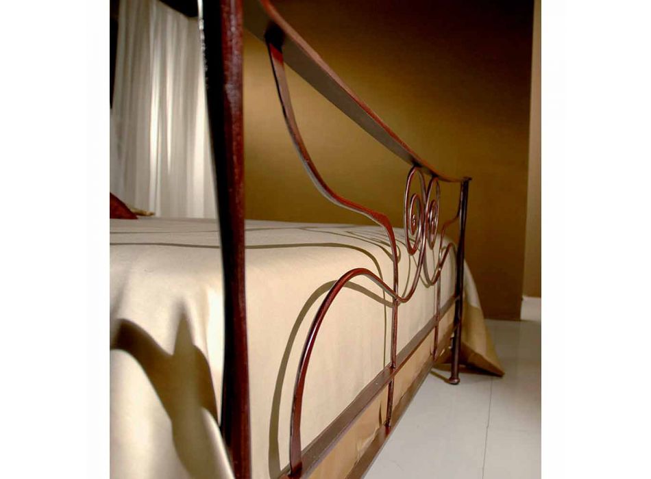 Një shtrat dhe një gjysmë metri hekuri i punuar prej ari Viadurini