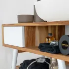 Dollap banjoje i bardhë në dysheme me dru tik natyral me sirtarë me ngjyra - Benoit Viadurini