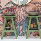 Dollap banjoje i pavarur me veshje tik dhe raft të madh jeshil - Raomi Viadurini