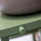 Dollap banjoje i pavarur me veshje tik dhe raft të madh jeshil - Raomi Viadurini