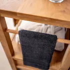 Dollap banjoje i pavarur prej dru tik me dy sirtarë - Frangipani Viadurini