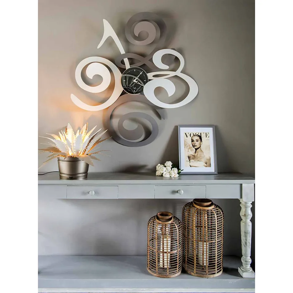 Dizajnimi i Orës së Murit në Hekuri me Ngjyra Made në Itali - Fiordaliso Viadurini