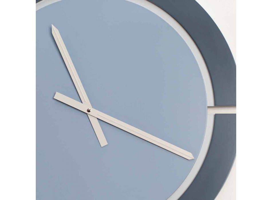 Ora moderne e rrumbullakët e murit në Avion Blu të Bardhë - Savio Viadurini