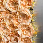 Panel dekorativ muri në trëndafila metalikë dhe artificialë prodhuar në Itali - Rosetta Viadurini