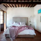 Llamba e dyshemesë së dhomës së ndenjes në metal të bardhë ose të zi me rafte - Butler Viadurini