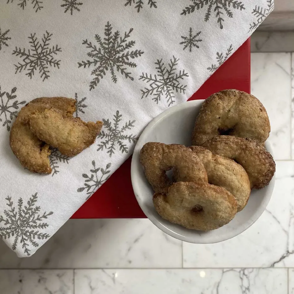 Pllaka moderne e rrumbullakët në ngjyra të ndryshme mermeri të bëra në Itali - Pin Viadurini