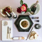 Pllakë Shërbimi Gjashtëkëndore në Mermer të Bardhë Carrara ose Marquinia të Zezë - Ludivine Viadurini