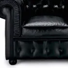 Kolltuk klasik i mbuluar me lëkurë me këmbë druri të prodhuara në Itali - Idra Viadurini