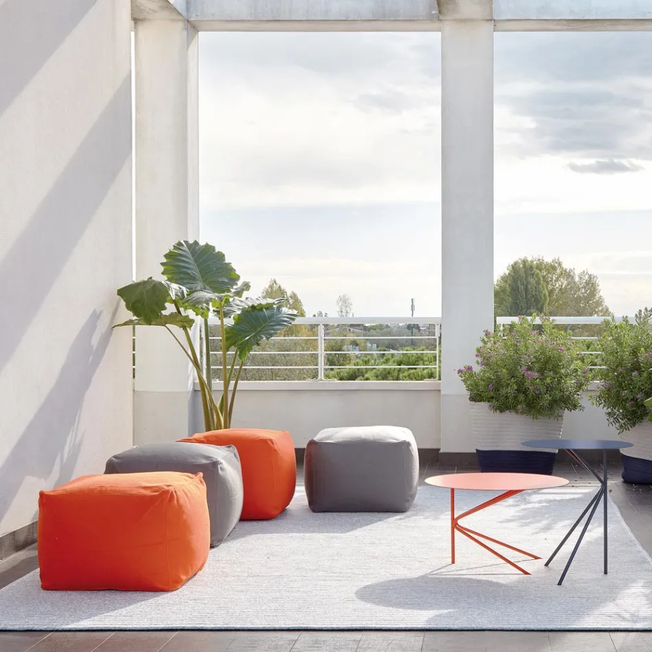 Puf i butë katror për përdorim të brendshëm dhe të jashtëm në pëlhurë me ngjyra të ndryshme - Naemi Viadurini