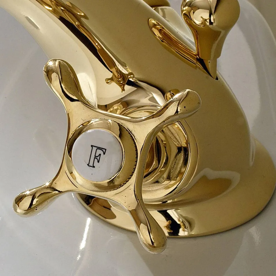 Trokitje e vogël e bidetit me një vrimë në tunxh me doreza klasike fluturash - Fioretta Viadurini