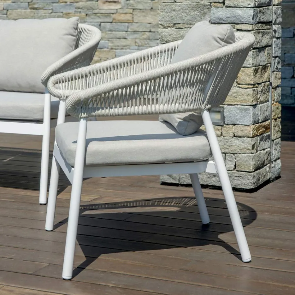 Dhomë ndenjeje në natyrë me jastëkë të rrumbullakosura dhe mbështetëse krahësh - Zenith Viadurini