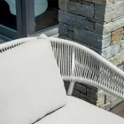 Dhomë ndenjeje në natyrë me jastëkë të rrumbullakosura dhe mbështetëse krahësh - Zenith Viadurini