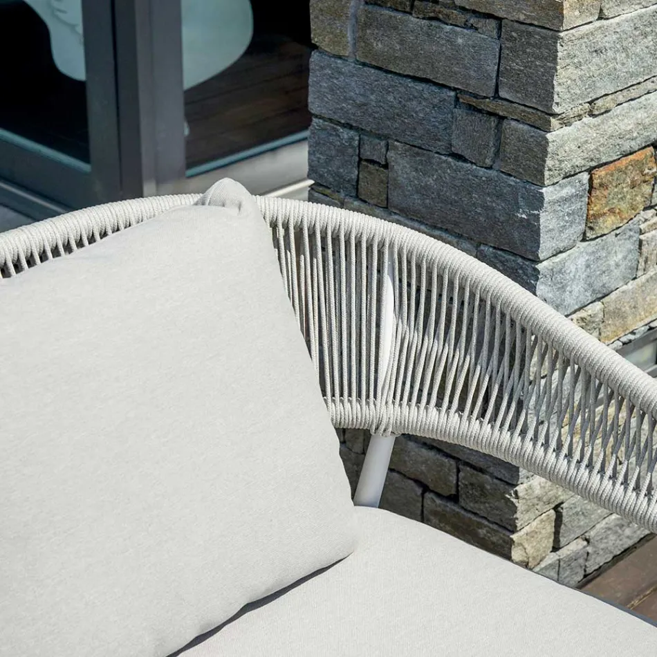 Dhomë ndenjeje në natyrë me jastëkë të rrumbullakosura dhe mbështetëse krahësh - Zenith Viadurini