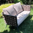 Sallon në natyrë me divan, kolltuk dhe tavolinë kafeje drejtkëndëshe - luleradhiqe Viadurini