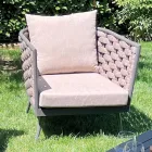 Sallon në natyrë me divan, kolltuk dhe tavolinë kafeje drejtkëndëshe - luleradhiqe Viadurini