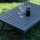 Sallon në natyrë me divan, kolltuk dhe tavolinë kafeje drejtkëndëshe - luleradhiqe Viadurini