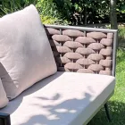 Sallon në natyrë me divan, kolltuk dhe tavolinë kafeje drejtkëndëshe - luleradhiqe Viadurini